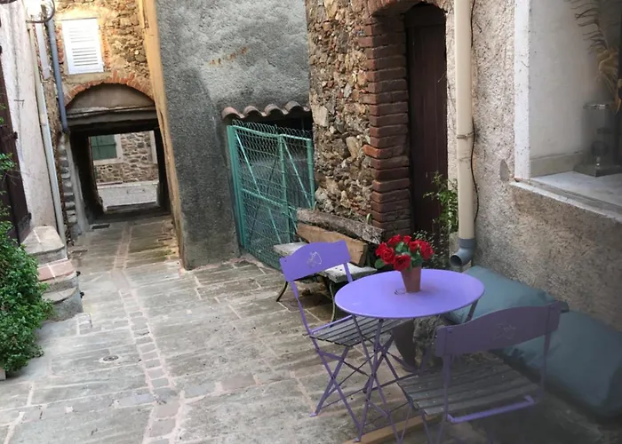 Logement neuf centre du village aux pieds du château