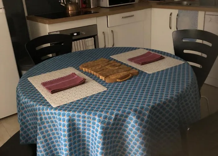 Logement neuf centre du village aux pieds du château