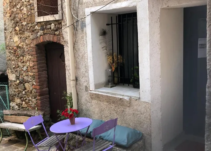 Logement neuf centre du village aux pieds du château