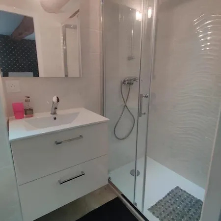 Logement neuf centre du village aux pieds du château Grimaud Extérieur photo